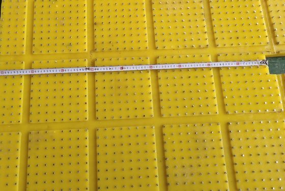 Rotary Table Anti Slip Mat with Protruding Rivets Sewage Groove Design and Yellow Safety Warning for Oilfield Drilling